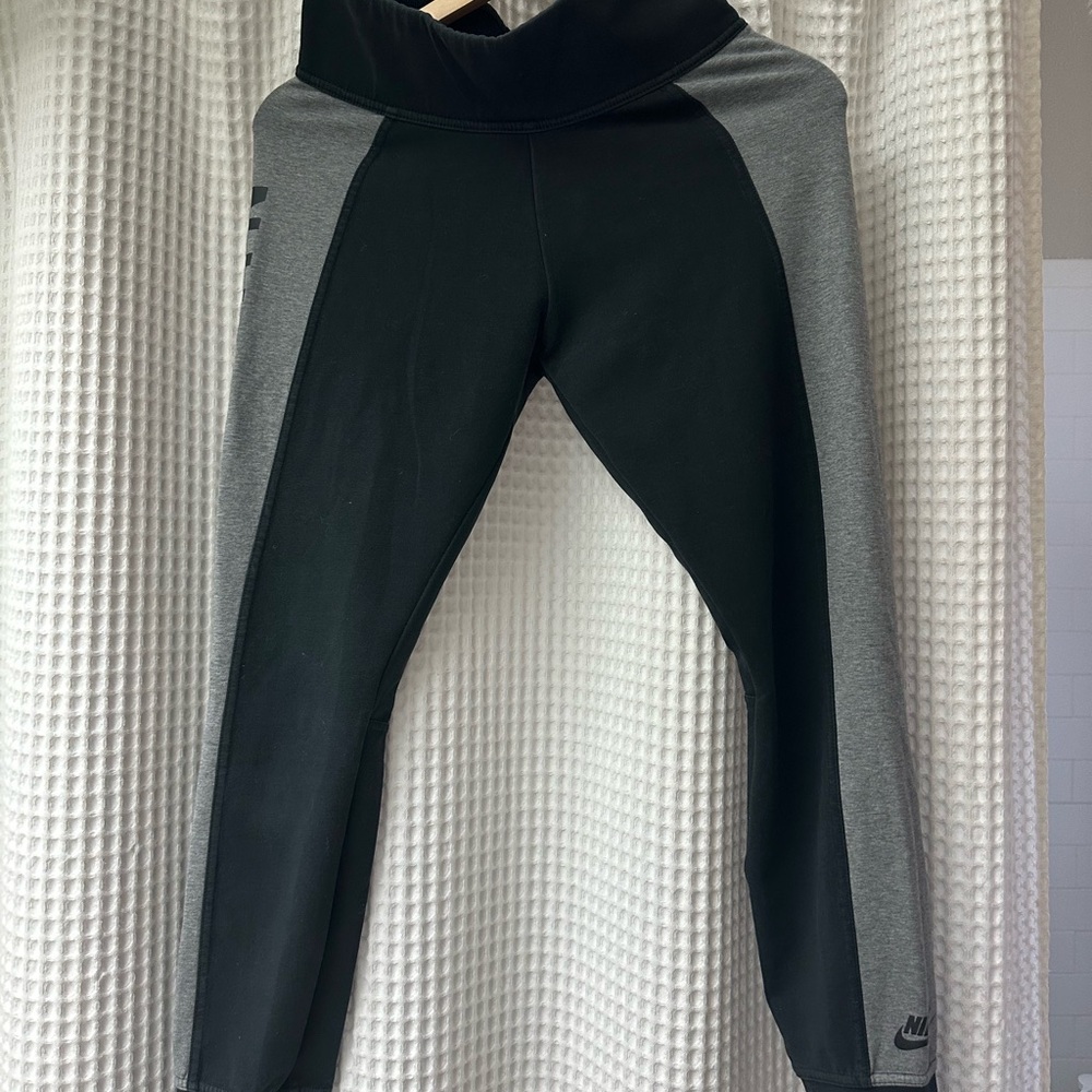 Nike Women’s Black and Gray Leggings